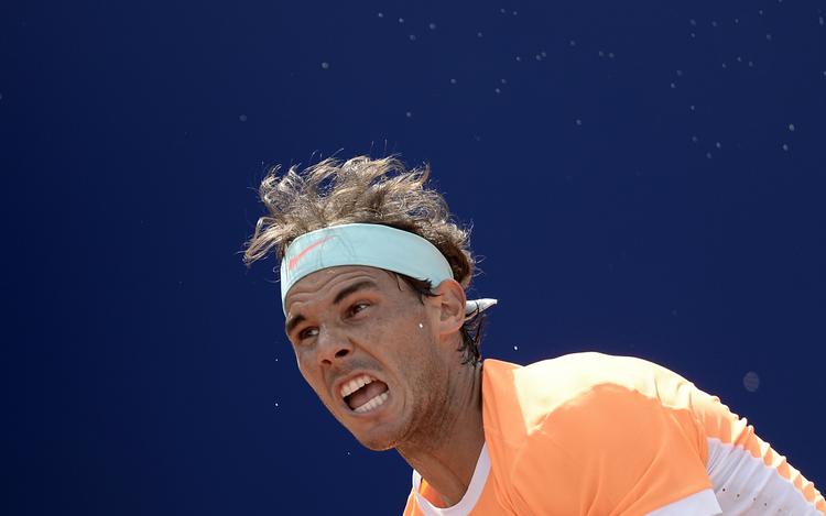 PUHA. Det går i øjeblikket skidt for den tidligere usårlige gruskonge Rafael Nadal, der torsdag lidt uventet blev sendt ud af Barcelona-turneringen. 