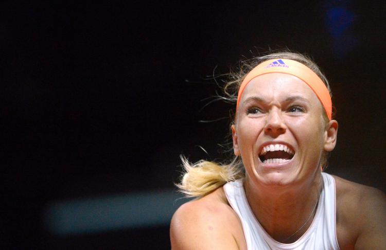VINDER. Caroline Wozniacki er uden tvivl lettet over, at hendes grusdebut blev til en sejr, for underlaget har tidligere givet hende problemer. 