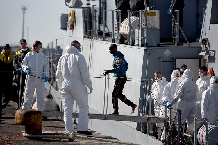 skibe. Europæiske topledere er klar til at sende krigsskibe til Middelhavet for at løse flygtningekrisen i området. Storbritanniens premierminister david Cameron har blandt andet lovet at levere den engelske flådes flagskib 'HMS Bullwark' samt tre helikoptere. 