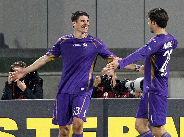 MÅÅÅL. Mario Gomez fryder sig med en holdkammerat, efter tyskeren har scoret til 1-0 for Fiorentina i opgøret mod Dynamo Kijev. 