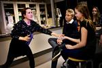Fysikteater. Sofie Ancher Vea fra teatergruppen Teater Uden Vægge er i fuld gang med at demonstrere tiltrækningskraft i forestillingen 'Fra Big Bang til Facebook'. Publikum denne dag er 8. klasserne på Frederiksværk Skole i Melby. 