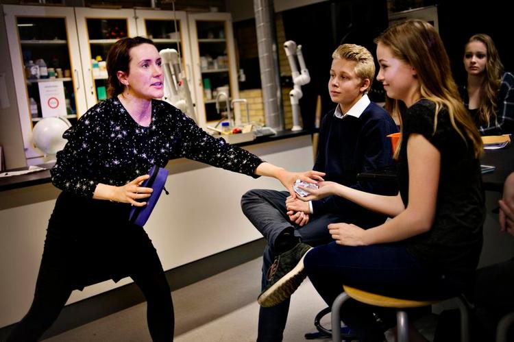 Fysikteater. Sofie Ancher Vea fra teatergruppen Teater Uden Vægge er i fuld gang med at demonstrere tiltrækningskraft i forestillingen 'Fra Big Bang til Facebook'. Publikum denne dag er 8. klasserne på Frederiksværk Skole i Melby. 