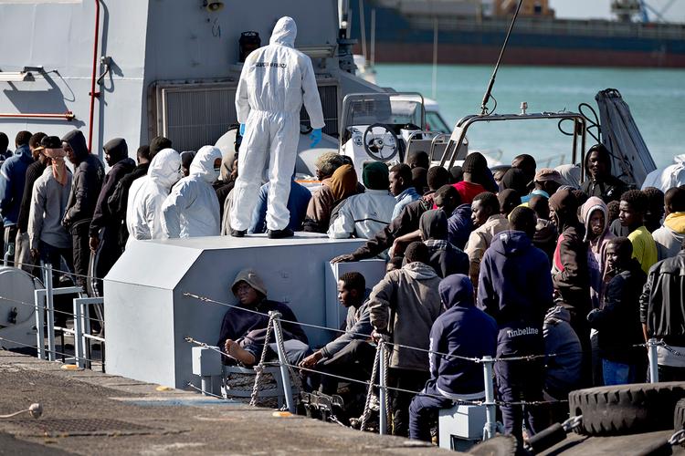 skibe. Europæiske topledere er klar til at sende krigsskibe til Middelhavet for at løse flygtningekrisen i området. 