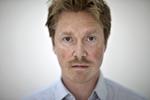 Stjernekok. Han har formået at bevæge sig under radaren i et landskab fuld af højtråbende kokke. Men med to michelinstjerner i hus begynder rampelyset at stråle mod Søren Selin. 