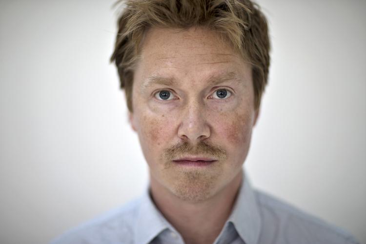 Stjernekok. Han har formået at bevæge sig under radaren i et landskab fuld af højtråbende kokke. Men med to michelinstjerner i hus begynder rampelyset at stråle mod Søren Selin. 
