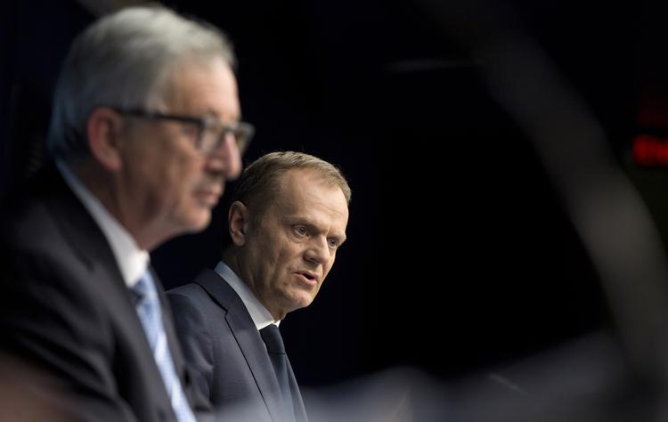 TOPMØDE. Sammen med kommissionsformand Jean-Claude Juncker præsenterede EU-præsident Donald Tusk  i går aftes den aftale, som ifølge EU's stats- og regeringsledere kan tage hånd om den akutte flygtningekrise. 
