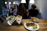 Hjemmelavet. Politikens anmelder har i denne uge besøgt Fafa's. Det er blot et af byens gode falafelsteder. 