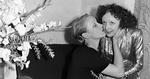 Sangerinde. Marlene Dietrich, til venstre, lykønsker Edith Piaf efter en optræden på Playhouse Theater i New York i oktober 1947. 