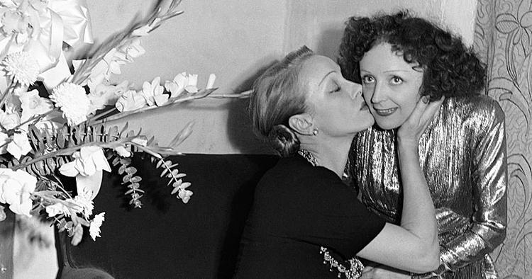 Sangerinde. Marlene Dietrich, til venstre, lykønsker Edith Piaf efter en optræden på Playhouse Theater i New York i oktober 1947. 
