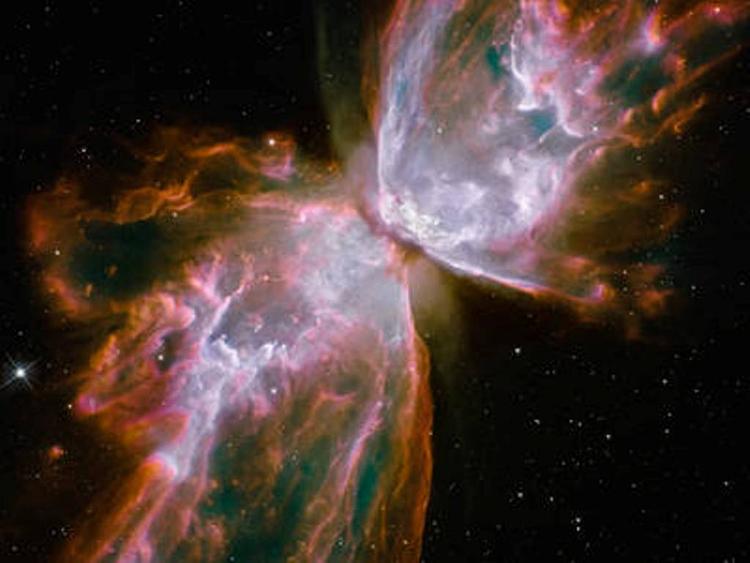 Rummet. Rumteleskopet Hubble har gennem de sidste 25 år sendt hundrede tusinde billeder hjem af planeter, stjerner og fjerne galakser. Dette billede taget af Hubble i 2009 har fået navnet Sommerfuglen Nebula og forestiller den døende stjerne Nebula omgivet af plasma (ioniseret gas) og støv. 