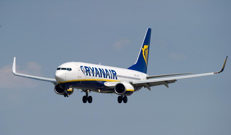 Trussel. Albertslund Kommune vil ikke flyve med selskaber, der ikke har danske arbejdsforhold. Det har fået Ryanair til at sende deres advokat efter kommunen. 
