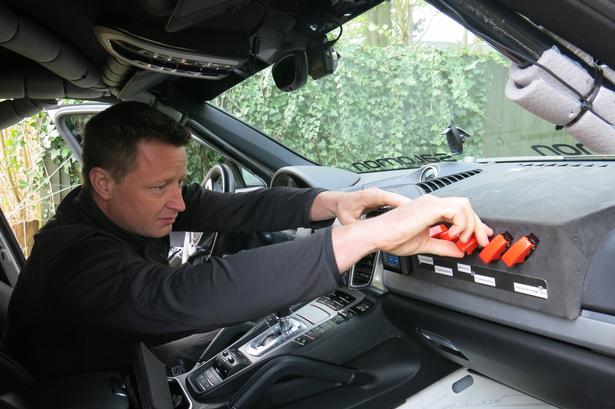 OPTIMERET. Der er lidt flere knapper end i en normal Porsche Cayenne. Jan Kalmar afprøver her funktionerne. Foto: Allan Graubæk 