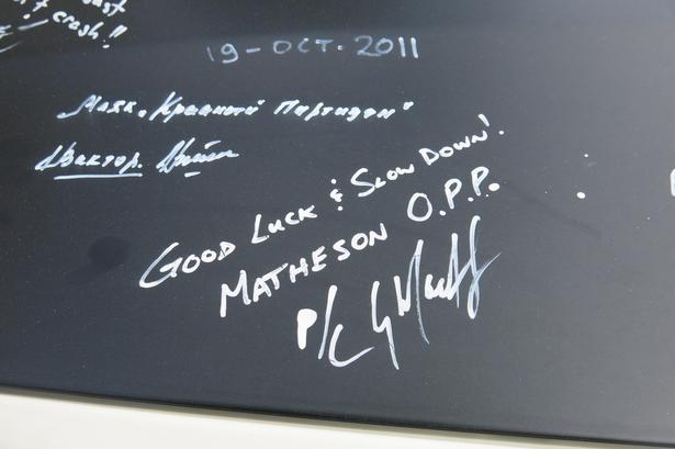 HILSEN. »Held og lykke. Sæt farten ned«. Ordene kommer fra en canadisk politibetjent. Foto: Allan Graubæk 