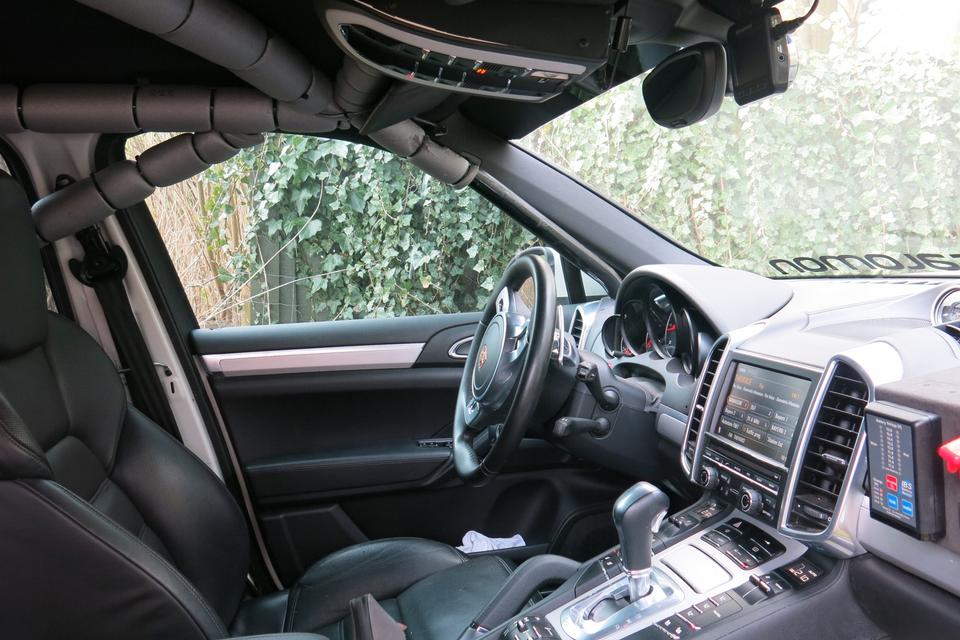 BESKYTTET. Det polstrede metalbur i kabinen skal gøre det mere sikkert at køre i bilen. Foto: Allan Graubæk 