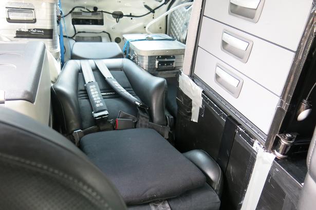 GODNAT. Her er soveafdelingen, klemt inde mellem diverse skabe bagest i bilen. Foto: Allan Graubæk 