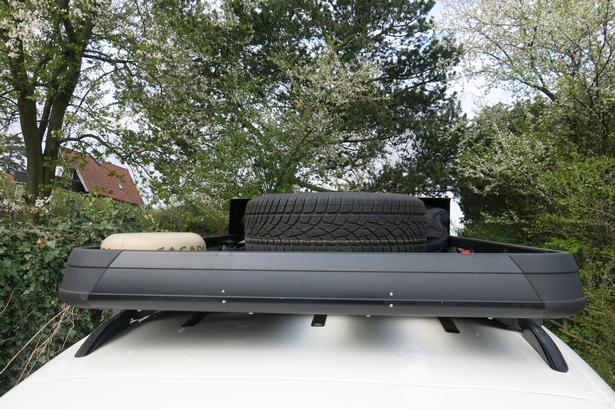 SIKRING. På selve turen vil ligge to reservedæk på taget. De vil have noget grovere mønster end dækket på billedet. Foto: Allan Graubæk 