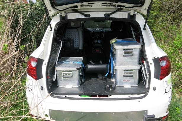 PAKKET. Metalkasser rummer bl.a. medicin og værktøj. Alt er solidt monteret. Foto: Allan Graubæk 