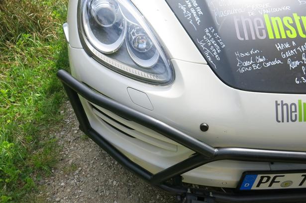 dyreværn. Gitteret foran på bilen har vist sit værd i Australien, hvor en kænguru blev påkørt. Efter sammenstødet kunne bilen køre videre. Foto: Allan Graubæk 