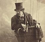 magi. Et af Julian Barnes' essays handler om Félix Nadars ballonfærd fra Paris i 1863. Her har ballonskipperen taget et selvportræt i et studie. 