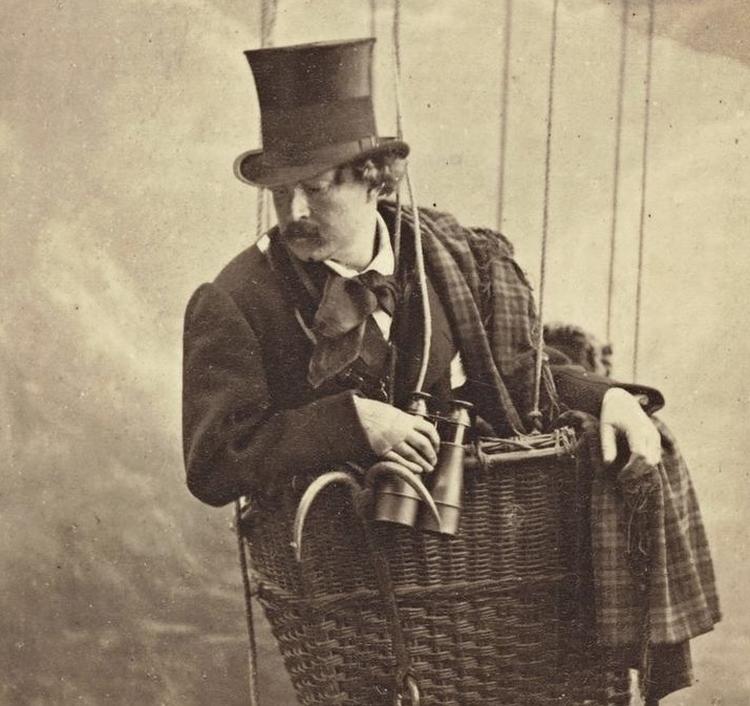 magi. Et af Julian Barnes' essays handler om Félix Nadars ballonfærd fra Paris i 1863. Her har ballonskipperen taget et selvportræt i et studie. 