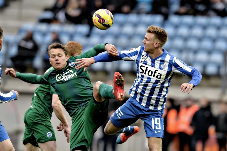 Duel. Emil Larsen OB og Michael Almebäck Esbjerg. 