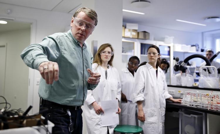 Kemi. Günther Schmidt er en usædvanlig populær tysk kemilærer på KVUC. Han er nomineret til Politikens Undervisningspris. 
