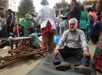 Jordskælv. Folk, sårede efter et stort jordskælv i Kathmandu i Nepal, modtager behandling uden for Medicare Hospital. Folk er blevet anmodet om at holde sig uden døre af frygt for efterskælv. 
