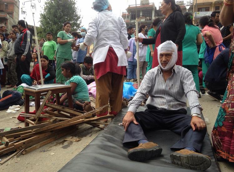 Jordskælv. Folk, sårede efter et stort jordskælv i Kathmandu i Nepal, modtager behandling uden for Medicare Hospital. Folk er blevet anmodet om at holde sig uden døre af frygt for efterskælv. 
