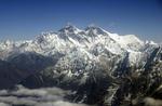 Toppen. Verdens højeste bjerg Mount Everest skyder sig 8.848 meter op over havets overflade og ligger på grænsen mellem Nepal og Tibet. Jordskælvet i Nepal 200 km væk har medført flere laviner i Himalaya-bjergkæden. (arkivfoto) 