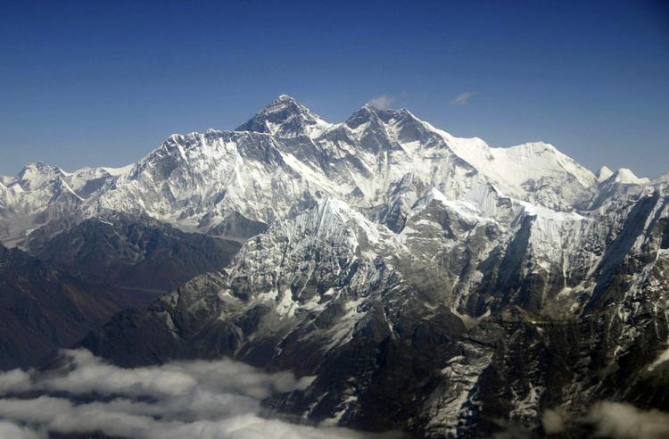 Toppen. Verdens højeste bjerg Mount Everest skyder sig 8.848 meter op over havets overflade og ligger på grænsen mellem Nepal og Tibet. Jordskælvet i Nepal 200 km væk har medført flere laviner i Himalaya-bjergkæden. (arkivfoto) 