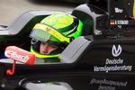 debut. Mick Schumacher har fået sin debut som formel-kører. Han sluttede som nummer 9 i sit første løb. 