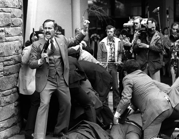 Attentatforsøg. Sådan så det ud for cirka 34 år siden, da John Hinckley blev overmandet af sikkerhedsvagter efter sit attentatforsøg. Han nåede at affyre sin pistol seks gange og såre fire personer - præsidenten inklusive. 