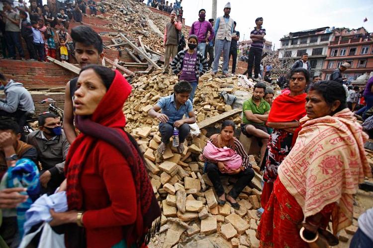 Kathmandu. Folk fik at vide, at de skulle opholde sig udenfor på grund af risiko for efterskælv. Foto: Niranjan Shrestha/AP 