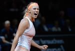 maraton. Caroline Wozniacki kan juble over sejren efter næsten tre timers spil. Og danskeren elsker de lange kampe. 