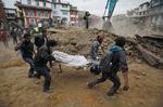 Nødhjælp. Frivillige bærer et offer for dagens jordskælv ud af ruiner i Nepals hovedstad Kathmandu. 