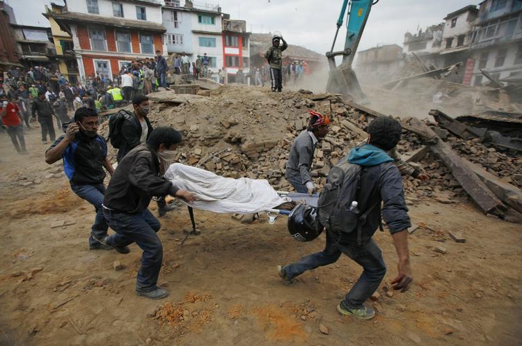 Nødhjælp. Frivillige bærer et offer for dagens jordskælv ud af ruiner i Nepals hovedstad Kathmandu. 