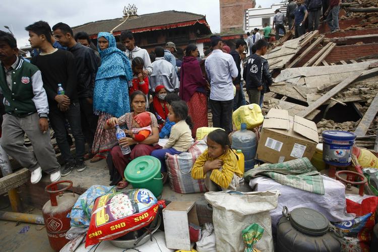 Nøhjælp. Et team af fire personer er rejst til den danske ambassade i Nepal for at hjælpe danskere i landet og på længere sigt også for at hjælpe nødstedte nepalesere, efter det voldsommeste jordskælv i 80 ramte landet i går. 