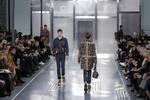 tasker. Mange af de store modehuse, som f.eks. Louis Vuitton, satser på accessories og ikke mindst taskerne, der flashes på de årlige modeshows. 