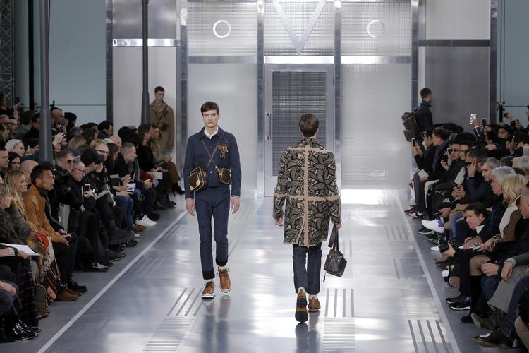 tasker. Mange af de store modehuse, som f.eks. Louis Vuitton, satser på accessories og ikke mindst taskerne, der flashes på de årlige modeshows. 