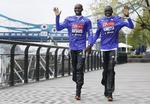 Maraton. Vennerne Wilson Kipsang (tv) og Dennis Kimetto (th) hånd i hånd foran Tower Brigde i London, hvor de to konkurrenter poserede for fotograferne. Søndag er det alvor i lidt over to timer. 