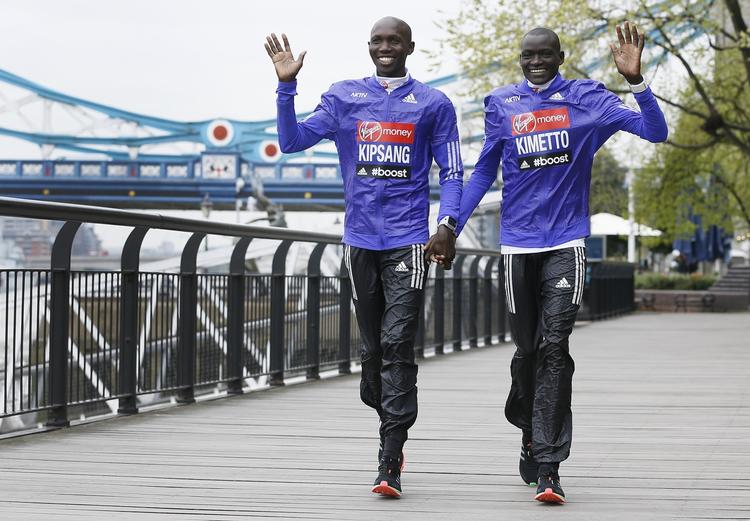 Maraton. Vennerne Wilson Kipsang (tv) og Dennis Kimetto (th) hånd i hånd foran Tower Brigde i London, hvor de to konkurrenter poserede for fotograferne. Søndag er det alvor i lidt over to timer. 
