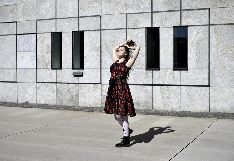 Tabu. Den finske musiker, filminstruktør, klummeskribent og forfatter, Katja Kettu, har skrevet en roman om det tabubelagte forhold mellem finske kvinder og tyske soldater. 