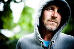 Ambitioner. Jo Nesbø har prisværdige litterære ambitioner. Men der gemmer sig også et par klichéer i 'Blod på sneen'. 