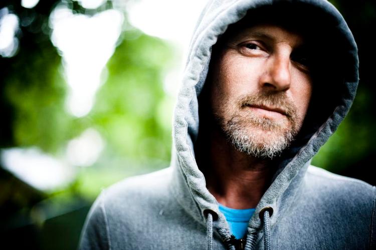 Ambitioner. Jo Nesbø har prisværdige litterære ambitioner. Men der gemmer sig også et par klichéer i 'Blod på sneen'. 