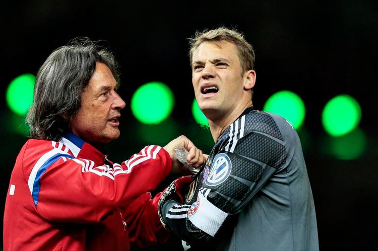 SKADET. Hans-Wilhelm Müller-Wohlfahrt har huseret som huslæge i Bayern Mûnchen i 38 år. Her behandler han målmanden Manuel Neuer under sidste års tyske pokalfinale. 