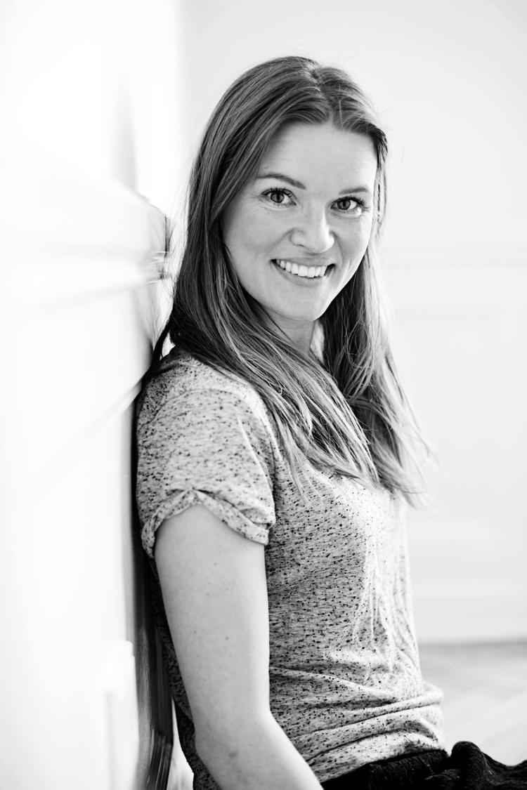 Grænseoverskridende. »Alene det at vokse op i et misbrugshjem er grænseoverskridende og mere, end et barn kan eller bør rumme«. Lotus Túrell fortæller bl.a. om at være barn i et hjem præget af alkoholmisbrug. 