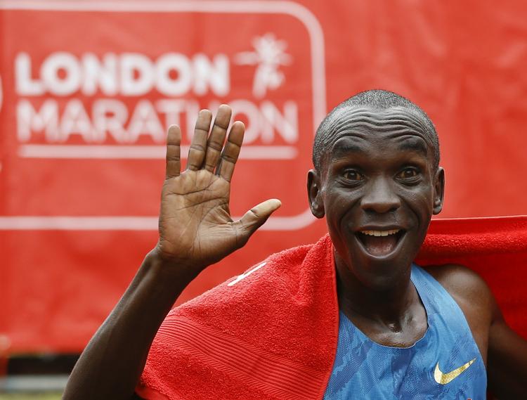 Vinder. Kenyanske Eliud Kipchoges vindertid på 2.04,42 timer er det 23. hurtigste maratonløb nogensinde. 