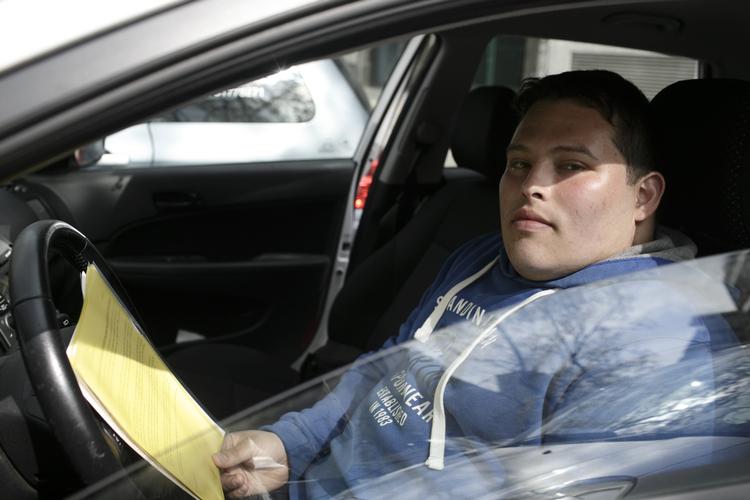 Praktiksøgning. Filip Norberg på 21 har haft svært ved at finde den rigtige uddannelse for ham. Efter et brobygningsforløb og med en god mentor, fandt han endelig renovationschauffør-uddannelsen. Her er han ude med praktikansøgninger i København og omegn. 