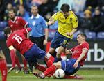 matchvinder. Med to mål var Christian Nørgaard afgørende i Brøndbys 3-0-sejr over FC Vestsjælland - her forsøger han at undgå en gedigen dobbelttackling. Foto: Jens Dresling 