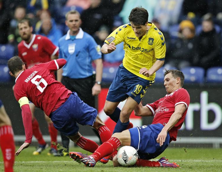 matchvinder. Med to mål var Christian Nørgaard afgørende i Brøndbys 3-0-sejr over FC Vestsjælland - her forsøger han at undgå en gedigen dobbelttackling. Foto: Jens Dresling 